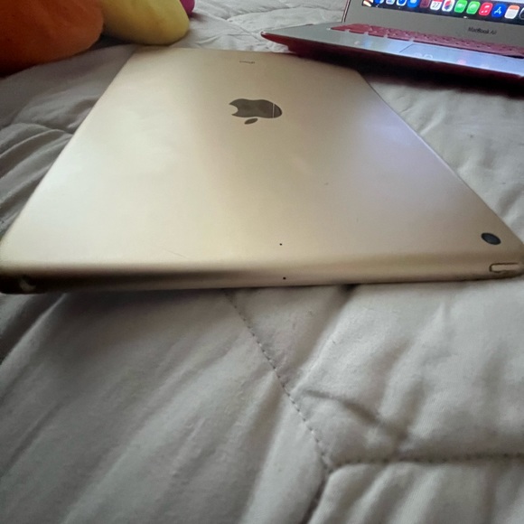 iPad 5th Gen - Picture 5 of 5